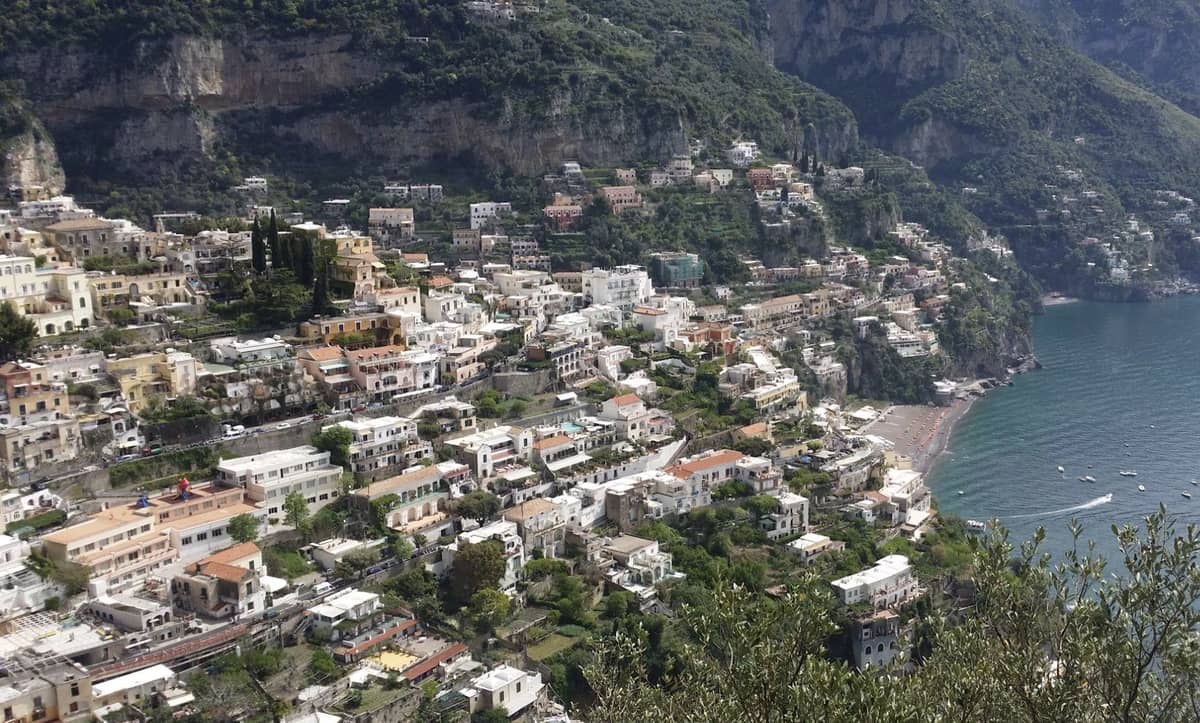 A beautiful city by the beach